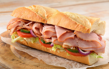 Sierkussen Snackbar Stokbroodje met ham en frisse salade  © stevem