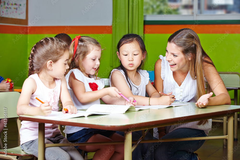 Mädchen malen im Kindergarten Mädchen malen im Kindergarten
