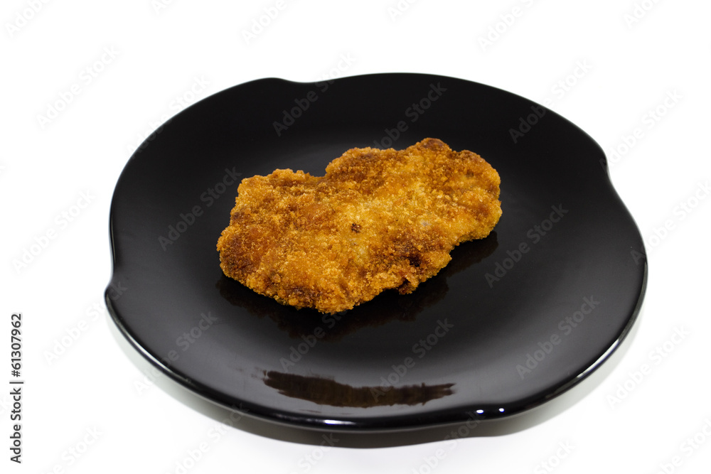 Frisches Schnitzel vom Rind auf Keramik Teller Frisches Schnitzel vom Rind auf Keramik Teller