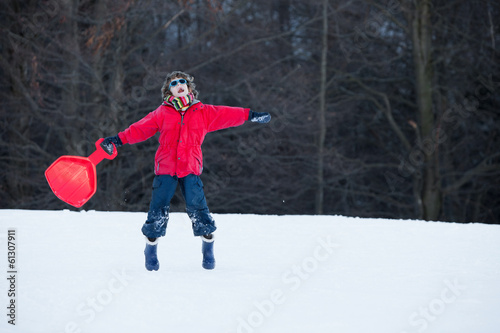 Bambino felice sulla neve photo