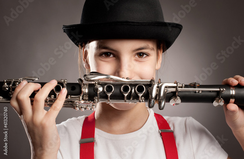 Foto little girl playing clarinet