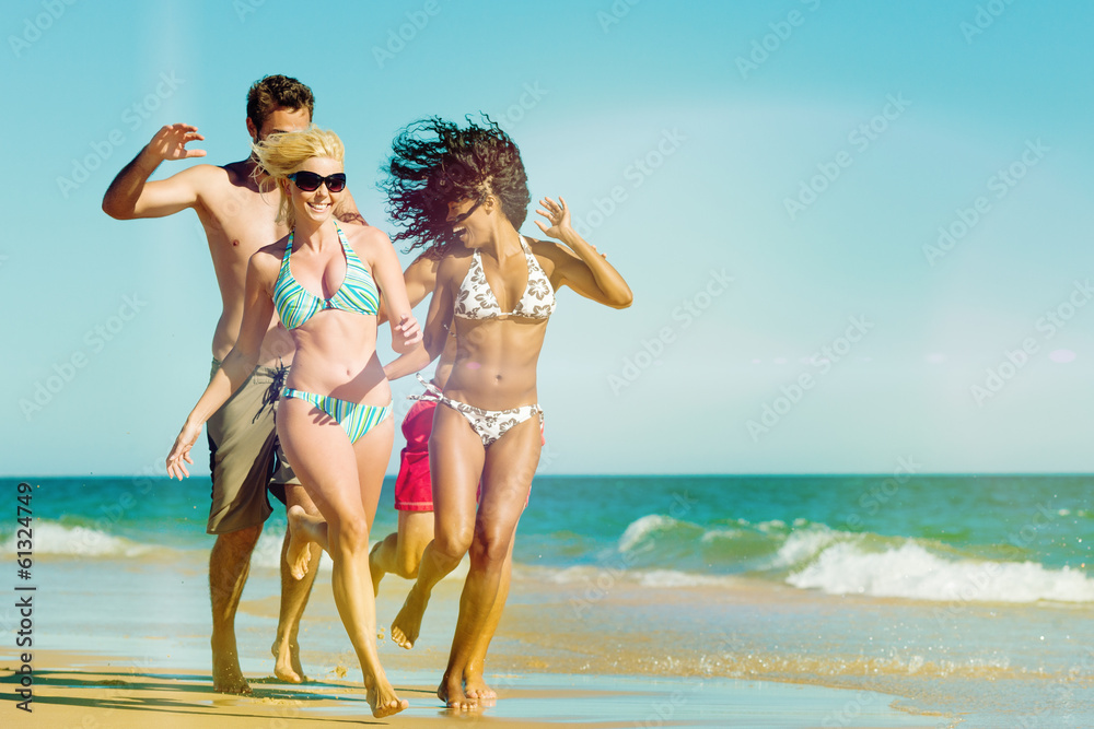 Freunde laufen am Meer Strand im Urlaub Freunde laufen am Meer Strand im Urlaub