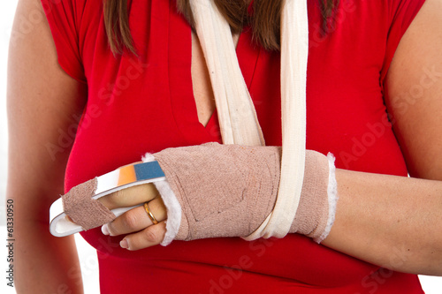 hand with a splint on the middle finger