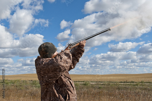Obraz na płótnie Young Hunter shooting a gun