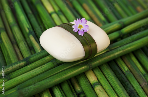 Fototapeta Naklejka Na Ścianę i Meble -  Seife auf grünem Bambus
