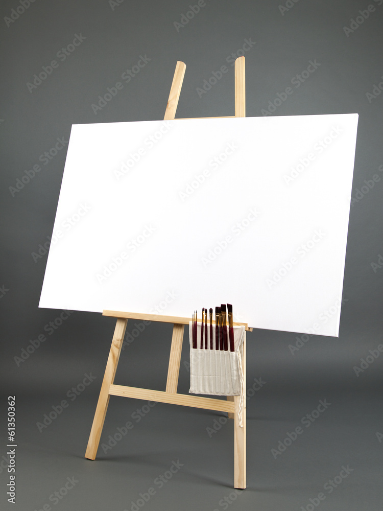 Staffelei mit Leinwand und Pinseln Staffelei mit Leinwand und Pinseln