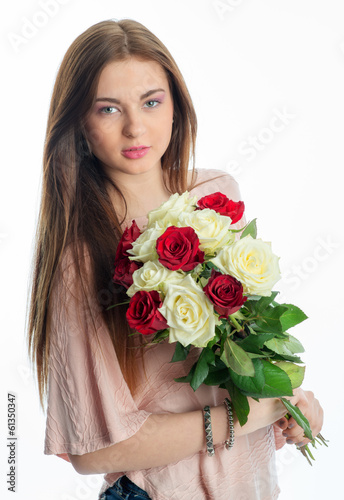 Mädchen mit weissen und roten Rosen