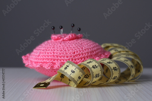 Alfiletero con alfileres y cinta metrica