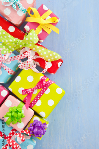 Bunte Geschenke in kleinen Boxen