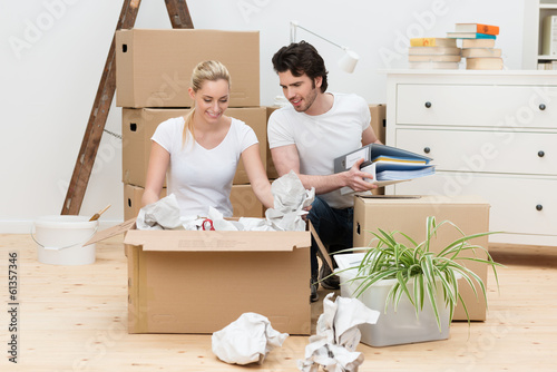 Quadro su tela junges paar zieht in neue wohnung