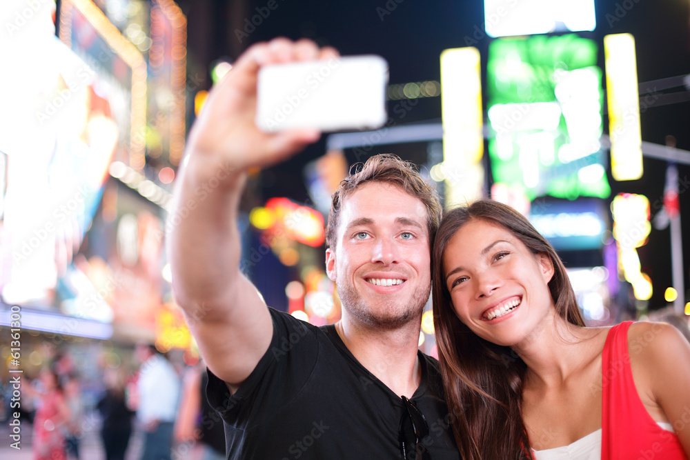 Dating young couple happy in love taking selfie Manhattan, USA. - obrazy, fototapety, plakaty 