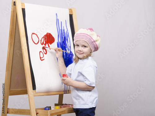 Девочка художник рисует на мольберте