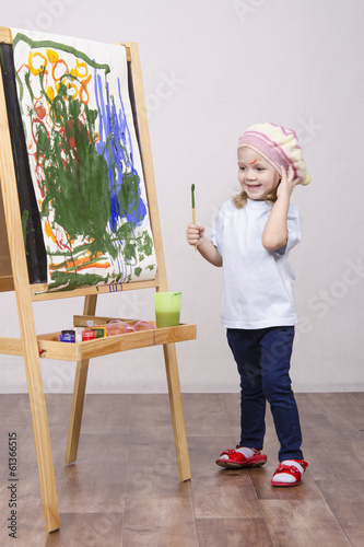 Девочка художник рисует на мольберте