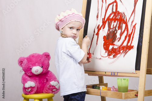 Девочка художник рисует на мольберте мишку