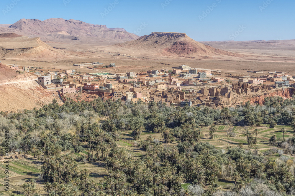 Marokkanisches Landschaftsbild mit Dorf