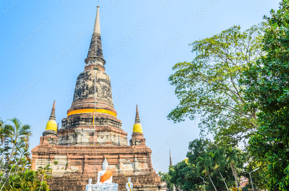Naklejka premium Wat Yai Chaimongkol temple in ayutthaya Thailand