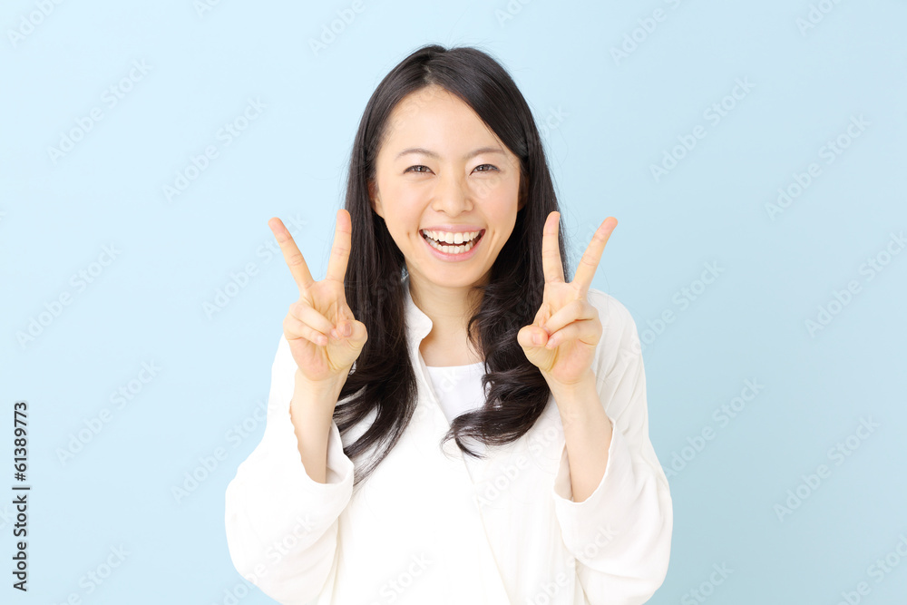 ピースする女性 ピースする女性