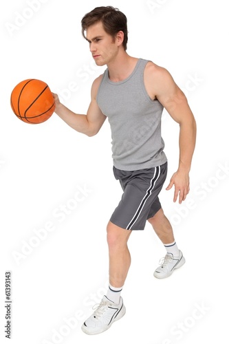 Fit man playing basketball © WavebreakmediaMicro