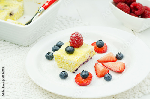 Cottage cheese pudding with berries