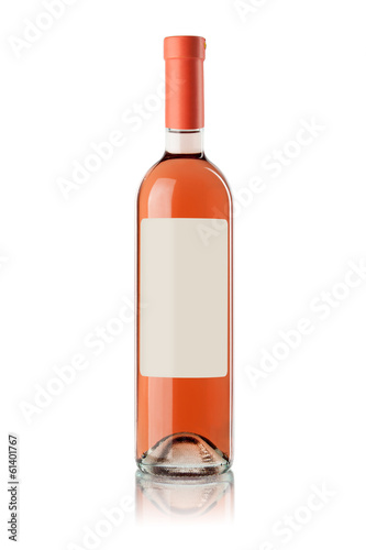 butelka różowego wina z pustą etykietą