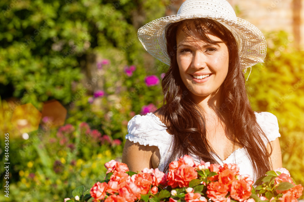 Frau im Sommer Garten mit Blumen