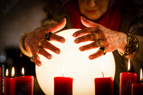 Fotografija Hellseherin während Seance mit Glaskugel
