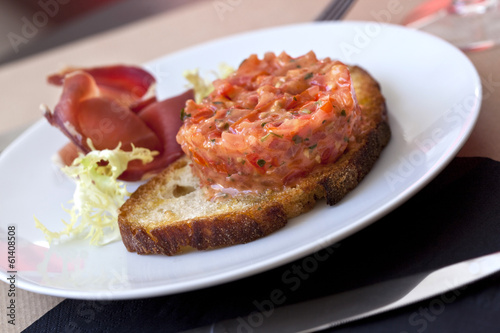 Tartare de saumon, toast, jambon et salade verte