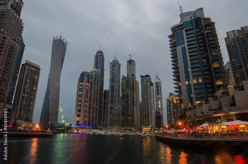 Obraz premium Marina of Dubai (United Arab Emirates) in the sunset