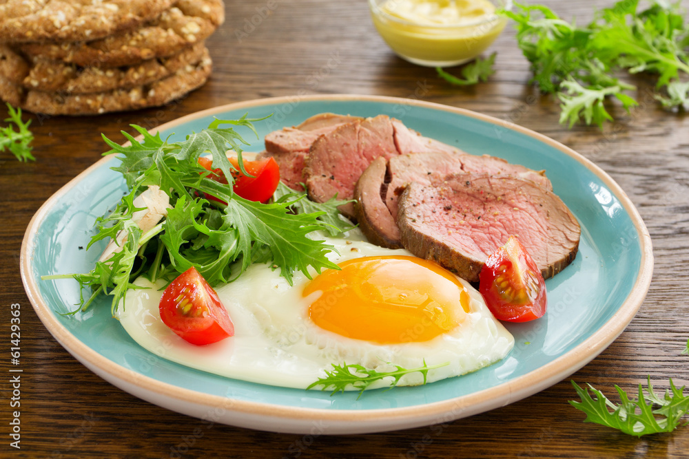 Scrambled eggs with roast beef and salad. Scrambled eggs with roast beef and salad.