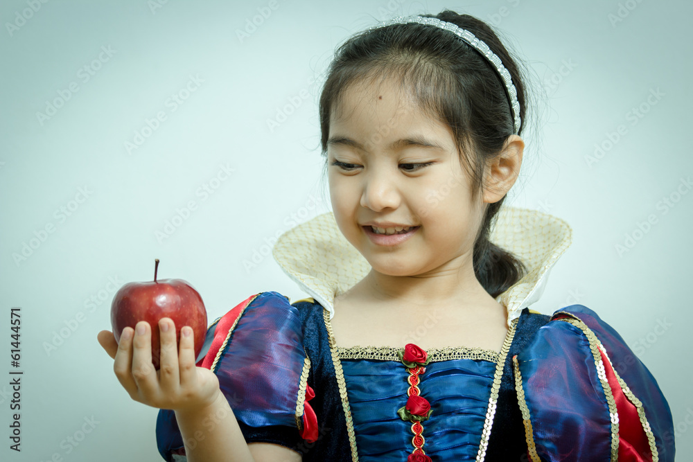 Fantasy vintage of the beautiful Snow White with an apple - obrazy, fototapety, plakaty 