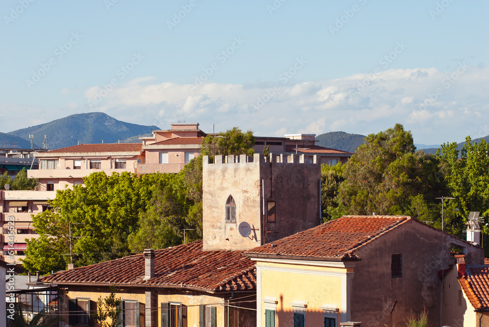 Veduta urbana case e tetti di Pisa