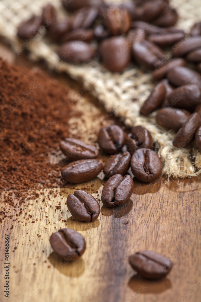 Naklejka premium Kaffeebohnen und Kaffeepulver