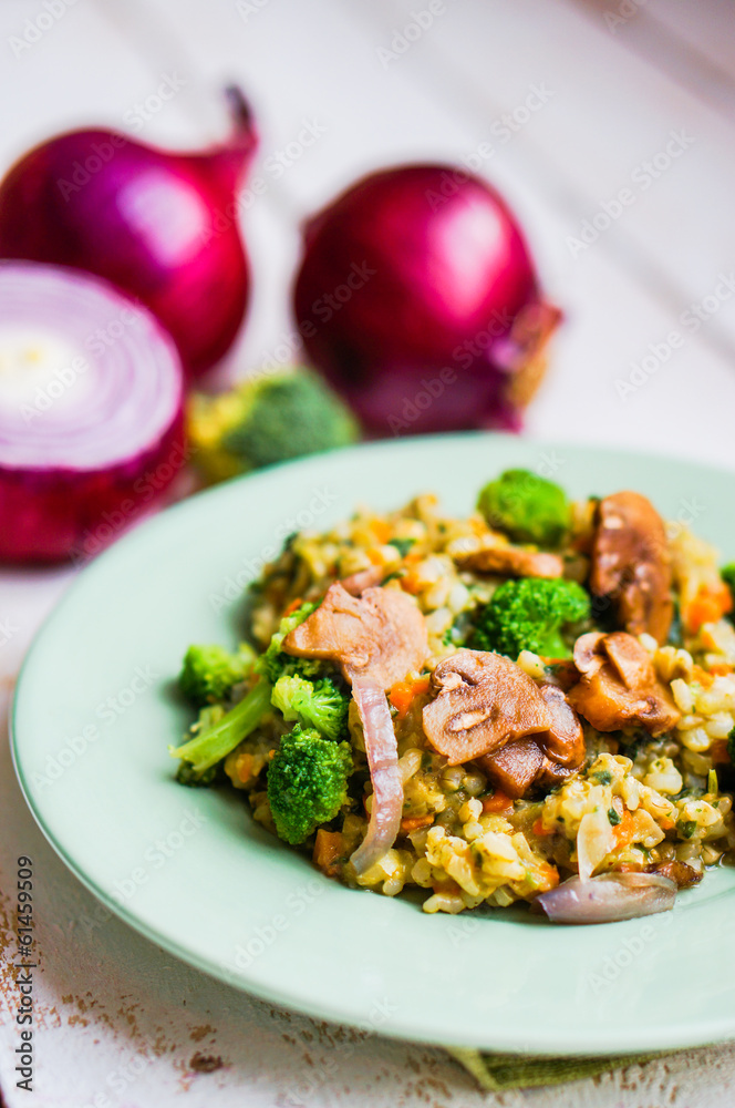 Brown rice with vegetables(onions,mushrooms,broccoli) and tofu Brown rice with vegetables(onions,mushrooms,broccoli) and tofu
