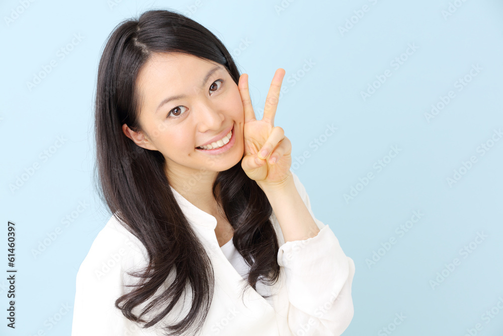 ピースする女性 ピースする女性