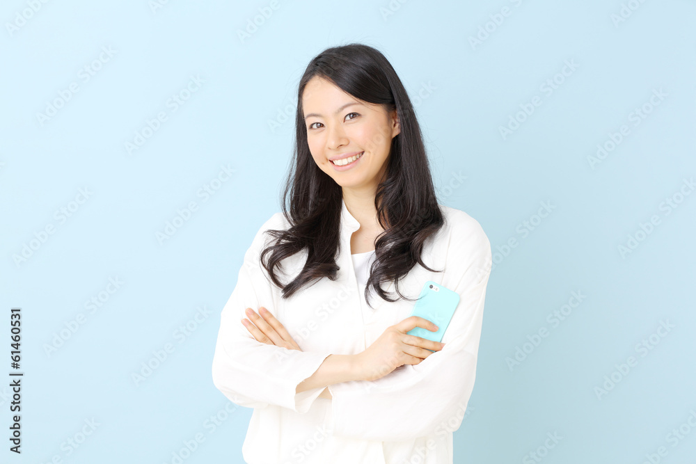 スマートフォンを持った女性 スマートフォンを持った女性