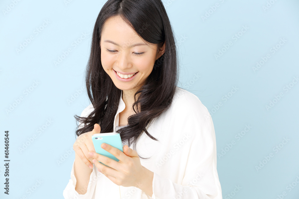 スマートフォンを使う女の子 スマートフォンを使う女の子