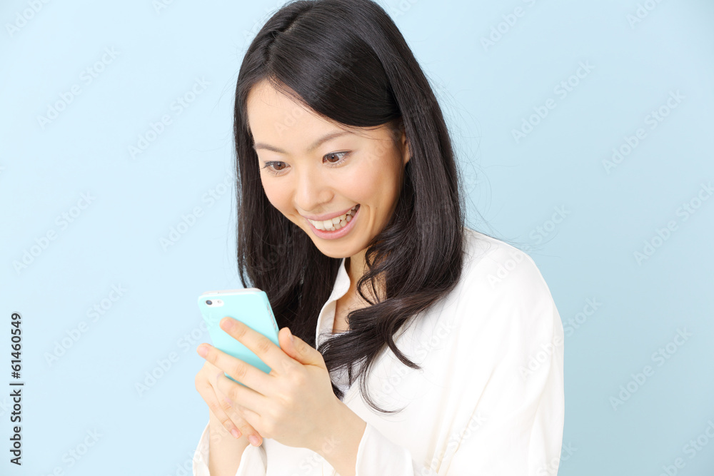 スマートフォンを使う女の子 スマートフォンを使う女の子