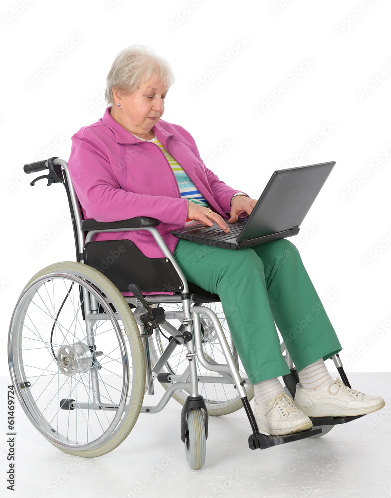 Seniorin im Rollstuhl benutzt einen Computer Seniorin im Rollstuhl benutzt einen Computer