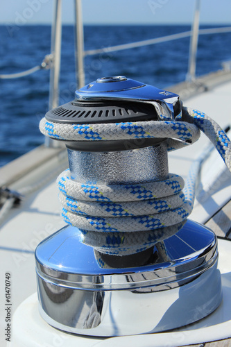 Winch mit Schot auf einer Segelyacht / Segelboot / Segelschiff © cpt212
