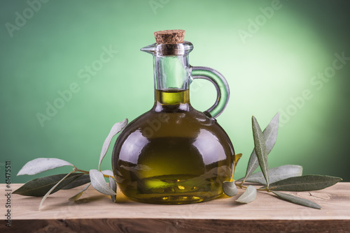 Aceite de oliva virgen extra y hojas de olivo 