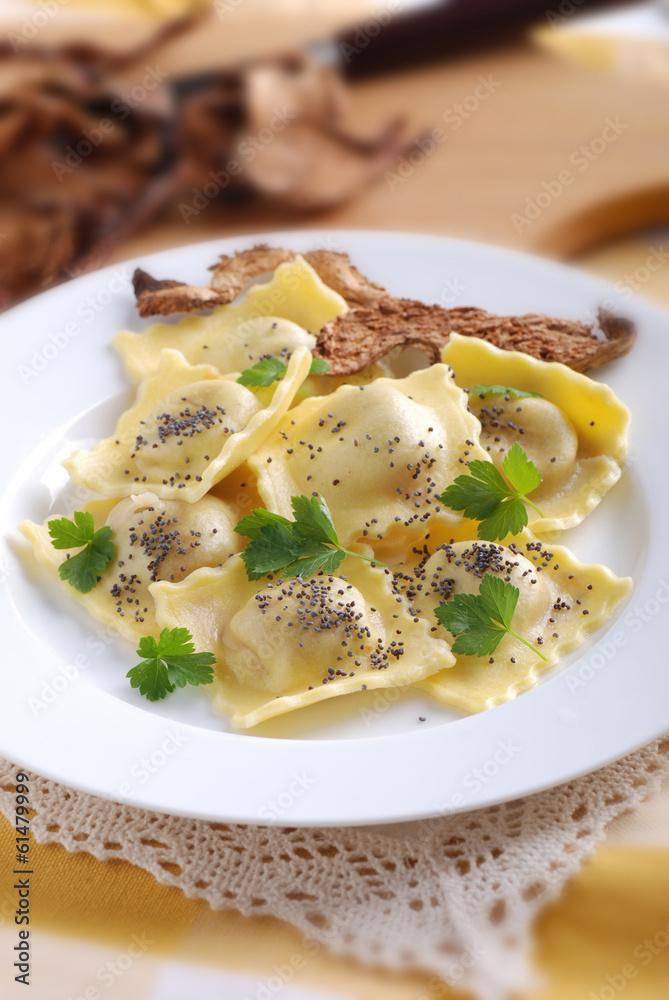 ravioli ripieni ai funghi porcini con semi di papavero ravioli ripieni ai funghi porcini con semi di papavero