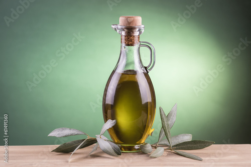 Aceitera de cristal con aceite de oliva virgen extra