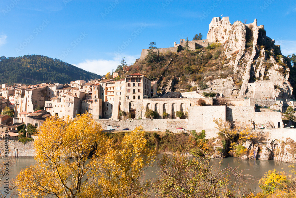 Naklejka premium Sisteron et sa citadelle sur les bords de la Durance