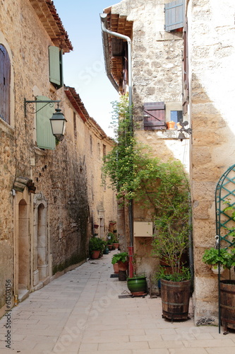 Fototapeta Naklejka Na Ścianę i Meble -  Narrow street in Provence, France