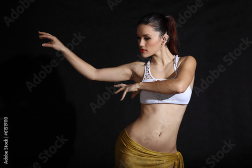 Piękna dziewczyna w tańcu brzucha.