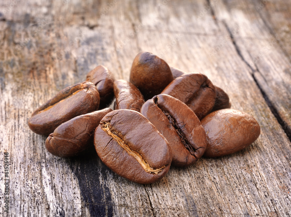 Obraz premium Coffee on grunge wooden background