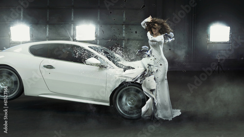 Canvas Print Alluring fashionable lady in the middle of car crash