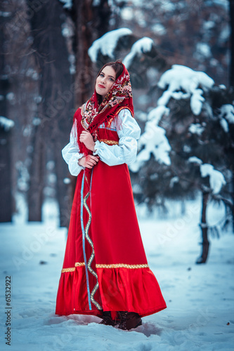 Русская девушка в лесу