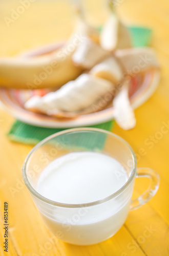 milk with bananas