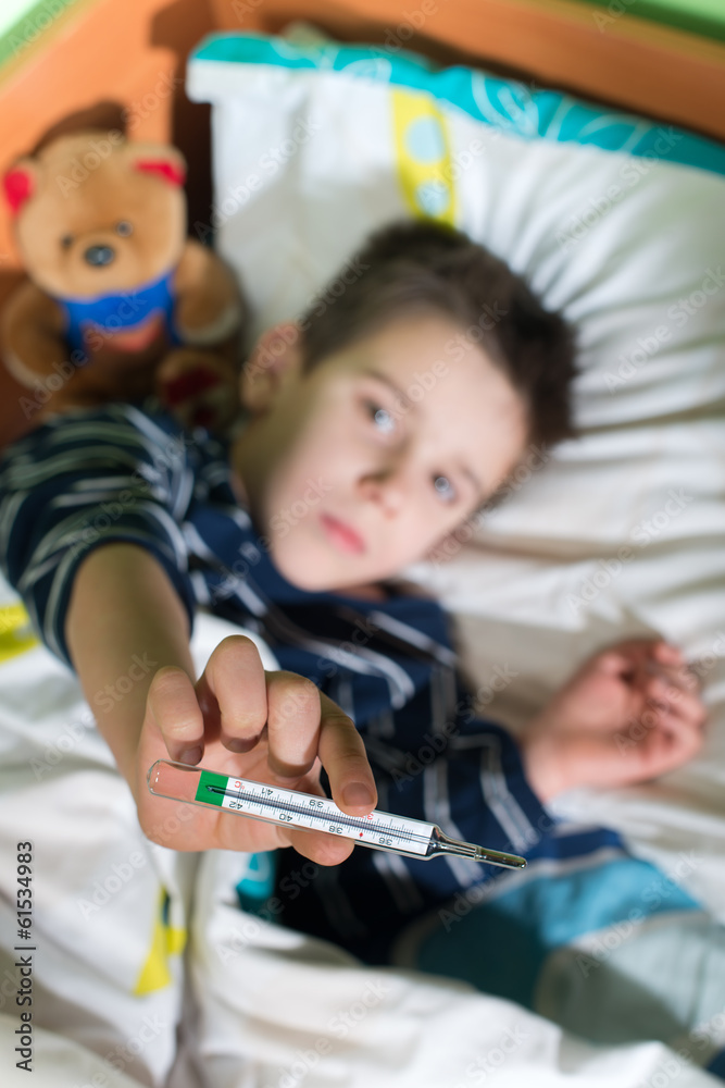 Obraz premium Sick child in bed with teddy bear